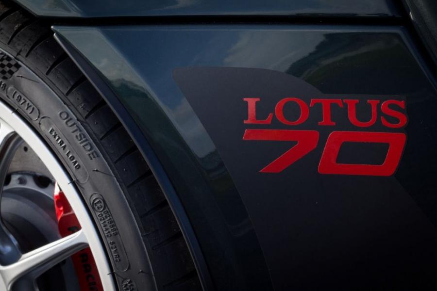Логотип Lotus Exige Sport 350 70th Anniversary 2018 года  (фото 2 из 5)